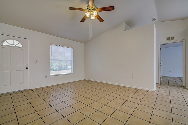 Building Photo - 3 Bedroom 2 bath, 2 car garage home locate...