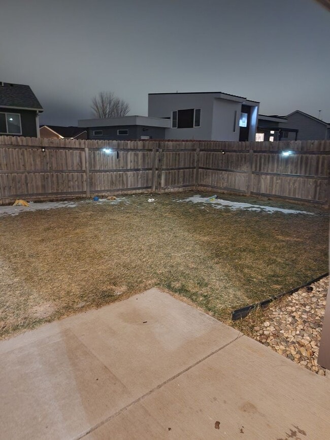 Building Photo - Three bedroom two bathroom Twin home