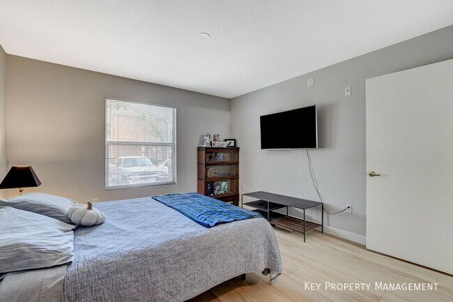 Building Photo - 555 E Silverado Ranch Blvd