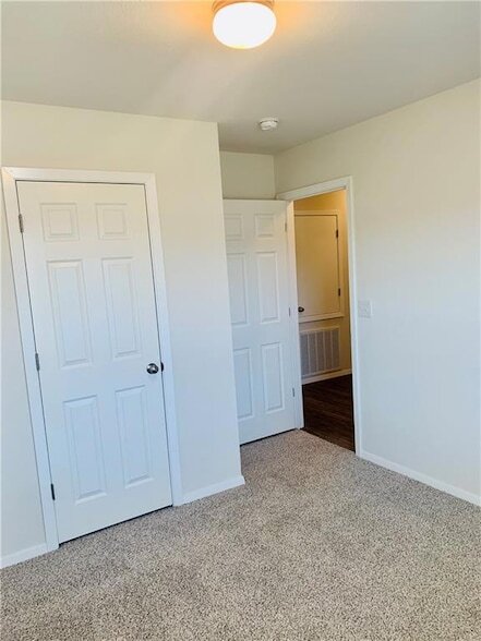 Building Photo - 936 E Bunting St