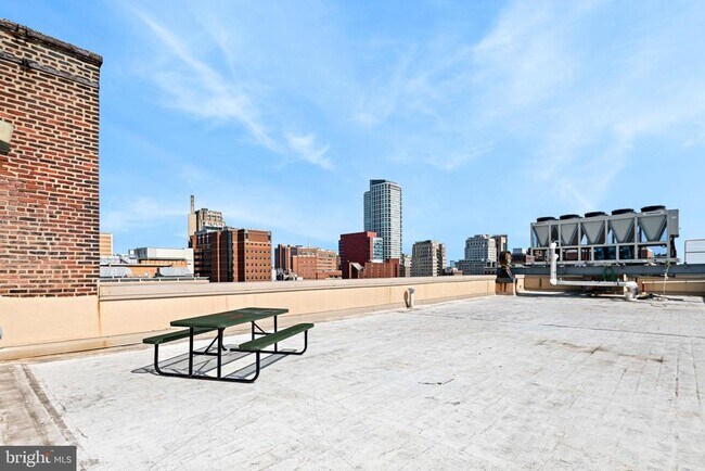 Building Photo - 1008 Spruce St