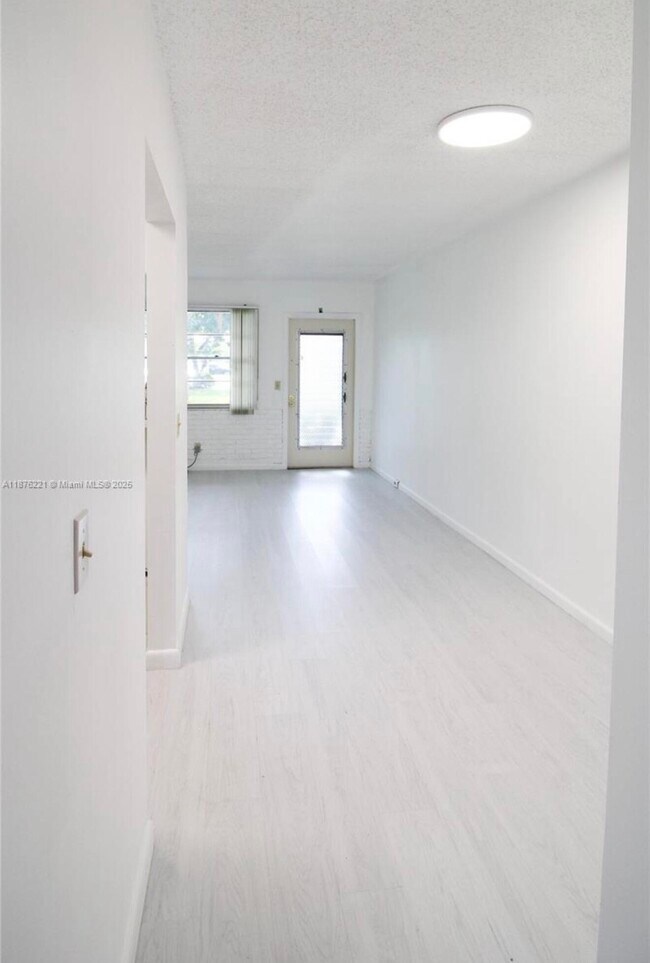 Building Photo - 319 Newport V