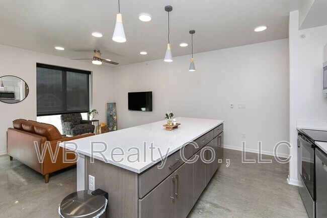 Building Photo - 315 5th St