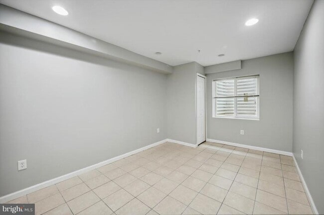 Building Photo - 528 S 13th St