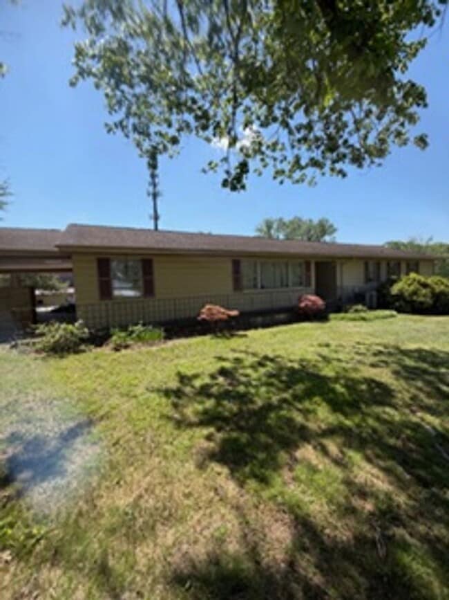 Building Photo - Maryville City  37801 - 3 bedroom, 2.5 bath home Walking distance to Foothills Mall - Contact Deb...