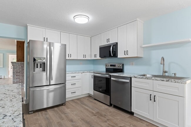 Building Photo - 381 Littlefield Rd