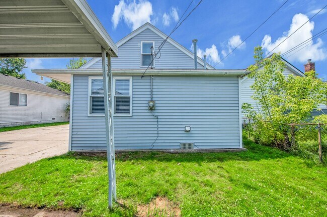 Building Photo - 4 bedrooms $1995