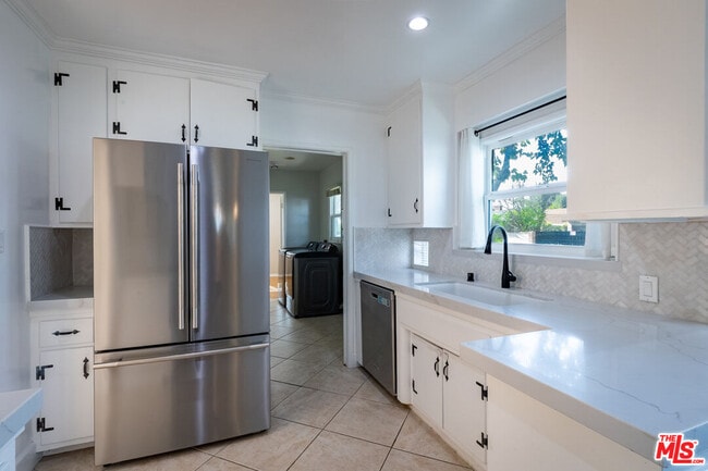 Building Photo - 14006 Runnymede St