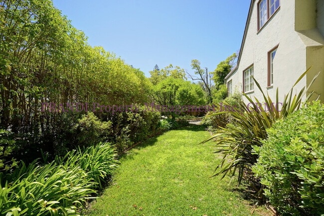 Building Photo - Tudor Gem in Prime Location by Memorial Park