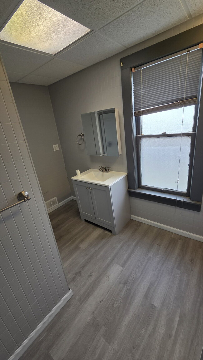 Building Photo - "3 Bedroom Beautifully Updated home on West 81st Street!"