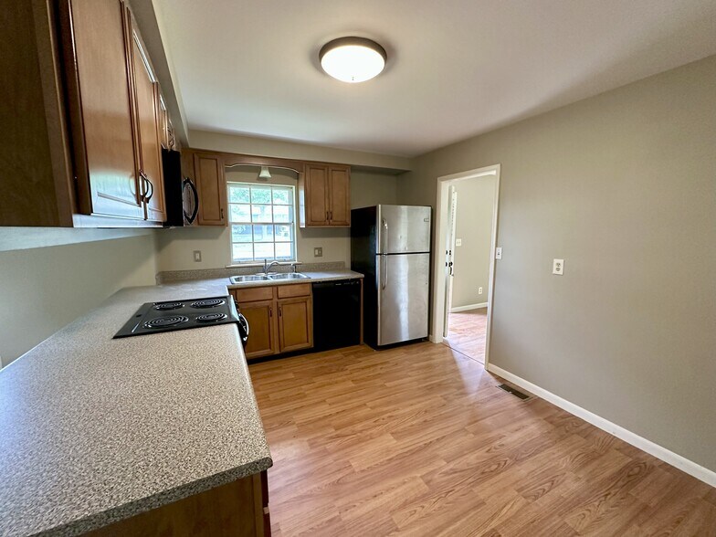Building Photo - 227 Creekwood Dr