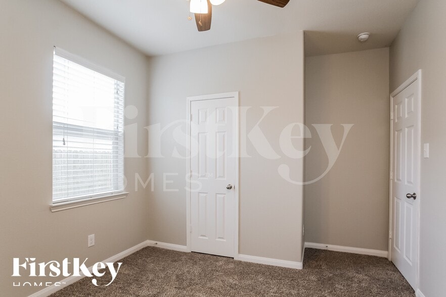 Building Photo - 5623 That Way