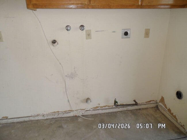 Building Photo - 3 Bedrooms, 1.75 Bathrooms, 2 Car Garage, Fully Fenced, Central Air & Heat, Large Lot, Wood Flooring