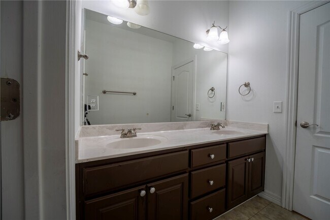 Building Photo - 4604 SW Swinton Dr