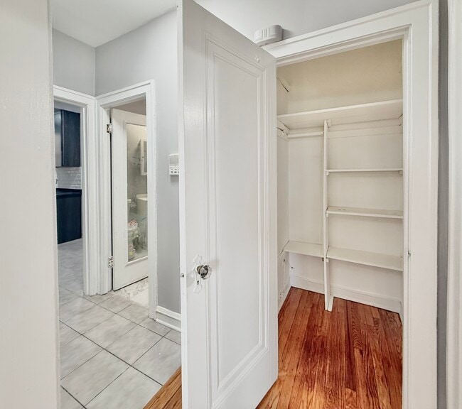 Building Photo - 6306 N Leavitt St