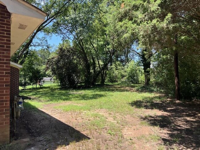 Building Photo - AVAILABLE 1/1/2025: 3 Bedroom home with la...