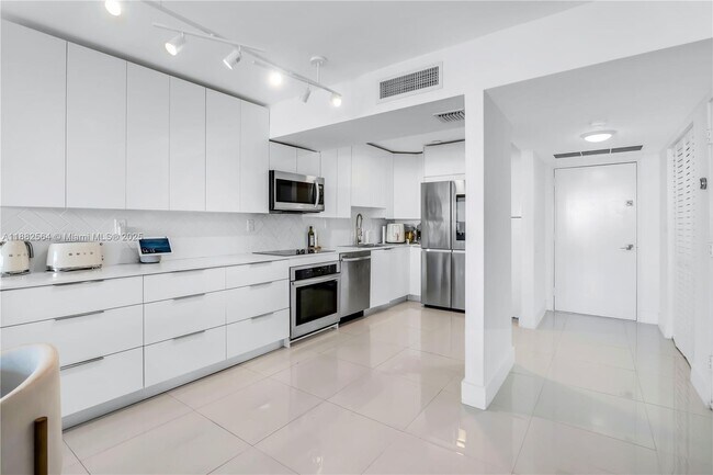 Building Photo - 3701 N Country Club Dr