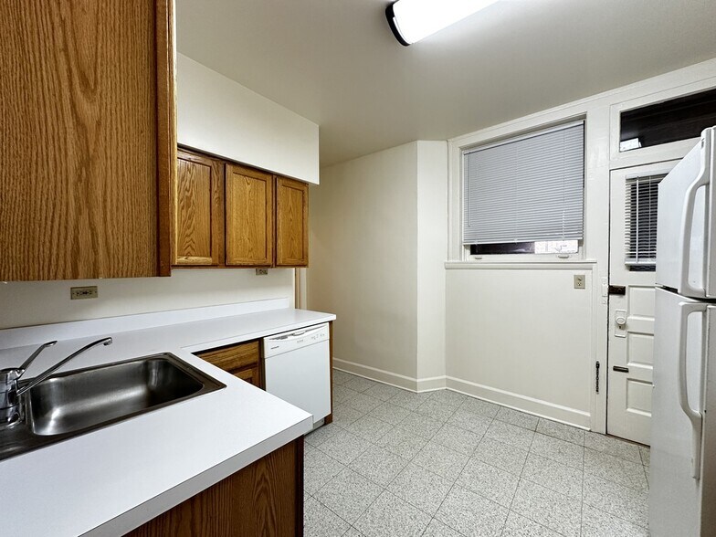 Building Photo - 2633 W Ainslie St