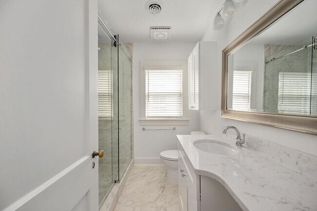 Building Photo - 819 Weedon St