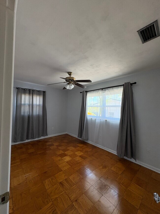 Building Photo - 611 E Edgewood Dr