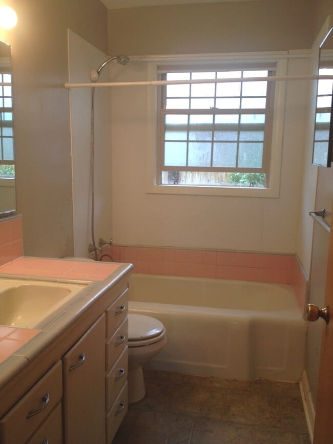 Building Photo - Great Bungalow in Richfield