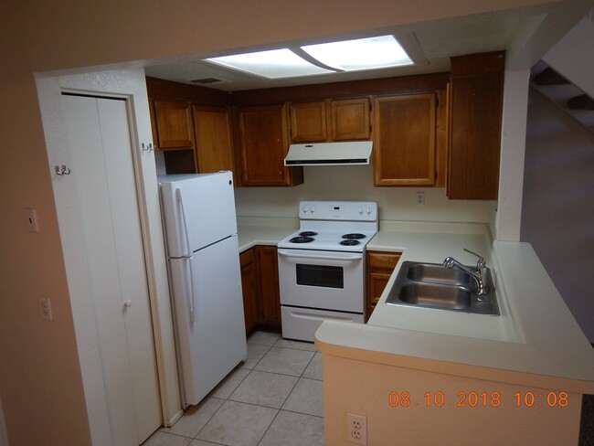 Building Photo - West Ironwood Hill Dr & Greasewood Rd 2/2