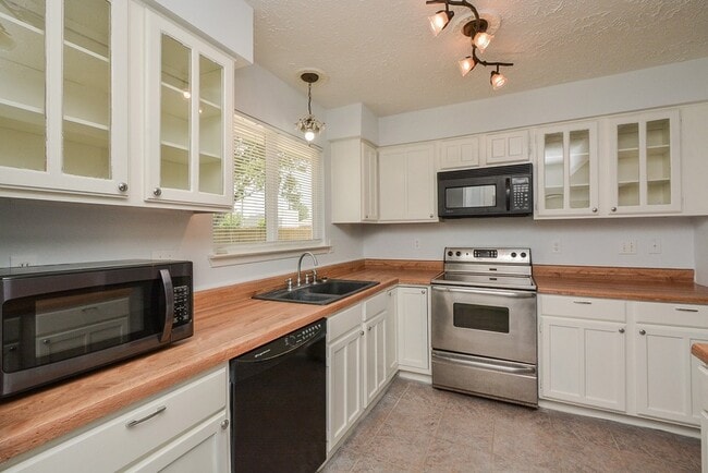 Building Photo - 15702 Timber Rock Dr