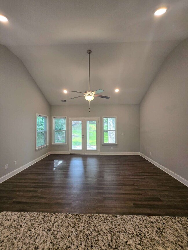 Building Photo - Charming 3-Bedroom Retreat Near Hamilton P...