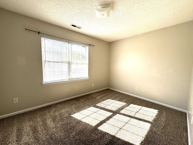 Building Photo - Townhome Minutes to Camp Lejeune