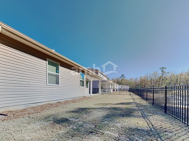 Building Photo - 611 E Lionel Rd