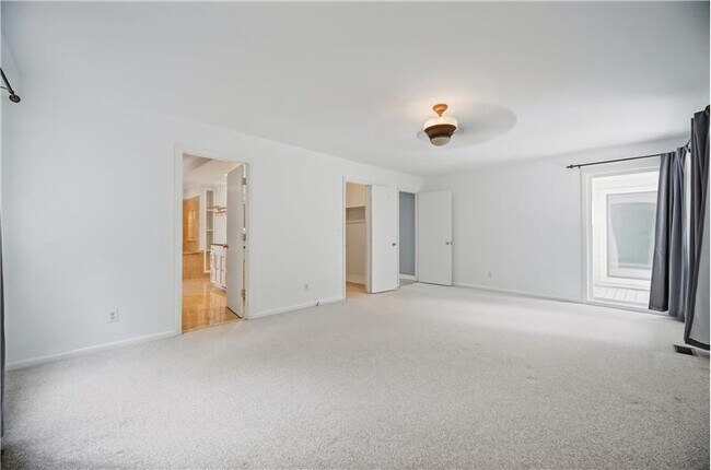 Building Photo - 1044 Commodore Dr