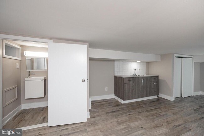 Building Photo - 1443 N Hollywood St