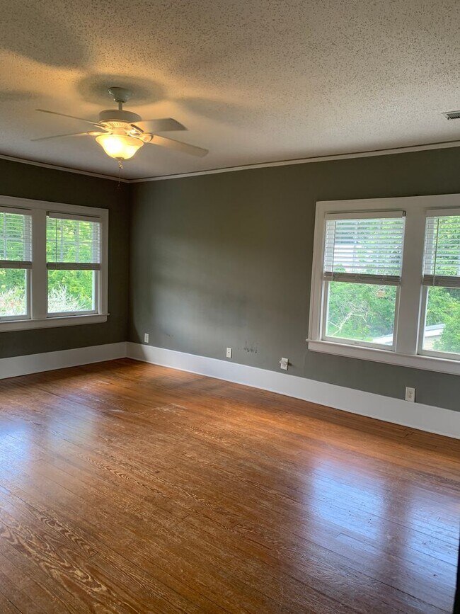 Building Photo - Beautiful Historic 3 Bedroom 2 Bath House on Colonial Drive