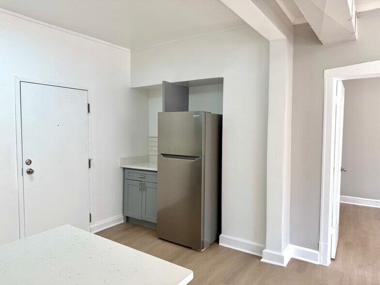 Building Photo - 802 N Bishop St