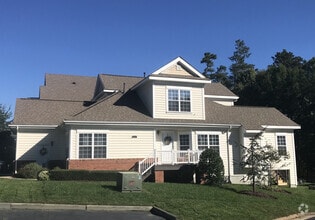 Building Photo - Available in August! 3 Bedroom 2 1/2 Bath...