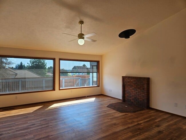 Building Photo - 3Bd/2Ba Single Story Home-For viewing!