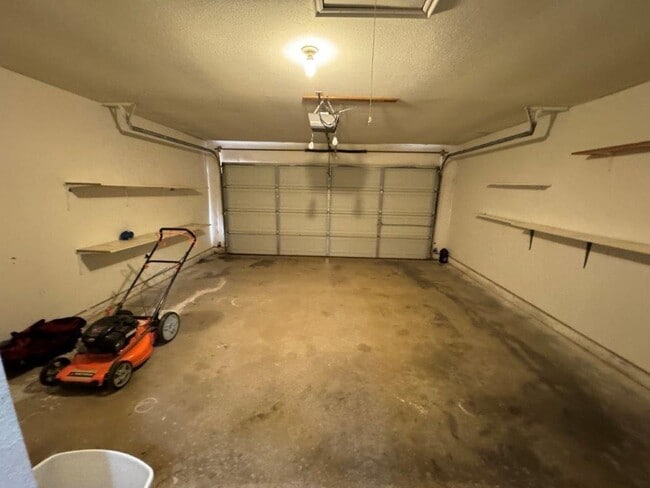 Building Photo - 3 bed 2 bath, storm shelter and  all wood floors in Moore Schools