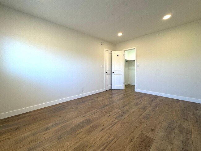 Building Photo - Spacious 1 Bedroom in West Hollywood!