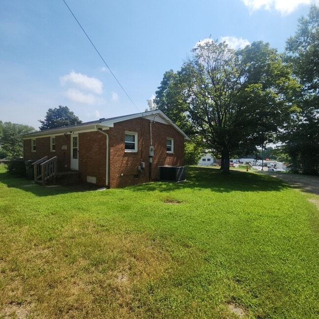 Building Photo - Small 2 Bedroom, 1 Bath House FOR RENT in ...