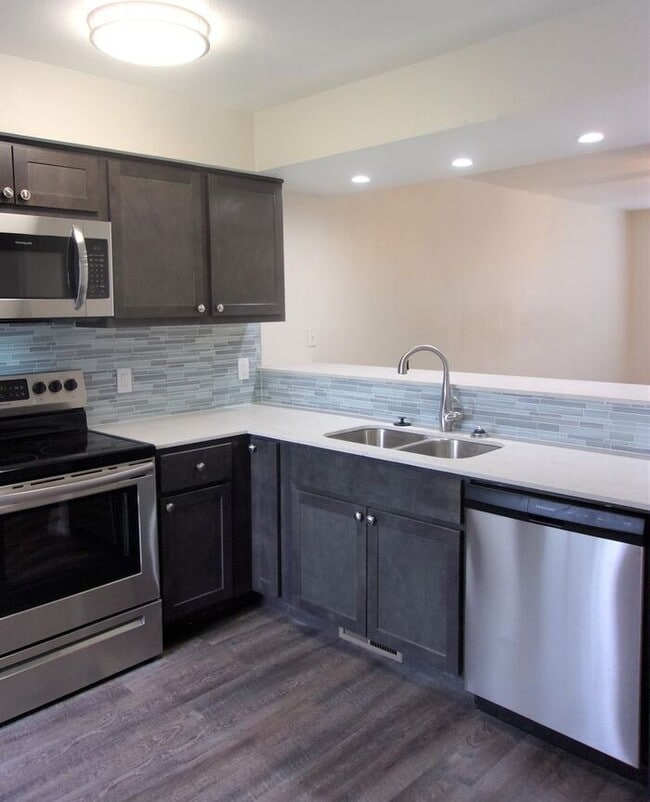 Building Photo - 2 BED 1.5 BATH TWO STORY TOWNHOUSE- WARR A...