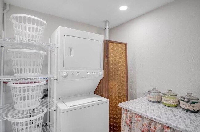 Building Photo - Beautiful 3 Bedroom Home in Quiet Newton Ks