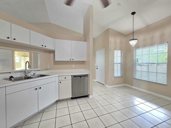 Building Photo - 696 Jessanda Cir