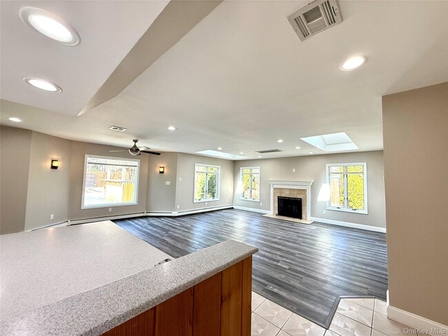 Building Photo - 102 Sycamore Cir