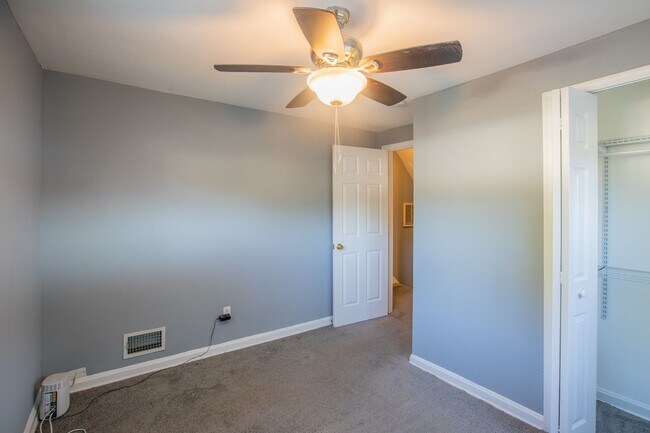 Building Photo - Amazing 4 BR/2 BA Semi-Detached Home in Ca...