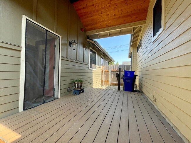 Building Photo - Gorgeous Cottage in Oregon City~ Hardwood Floors~ Private Back Area~ Washer/Dryer~ A/C