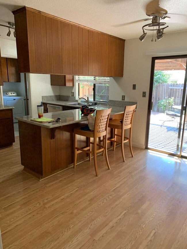 Building Photo - Lovely Updated Duplex in Quiet Neighborhood