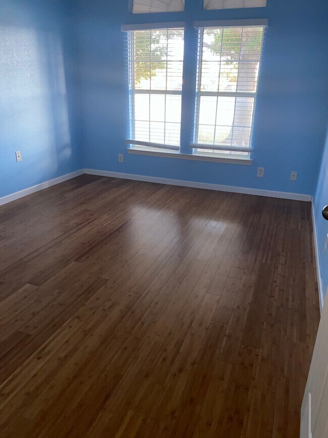 Building Photo - 3201 Woodrow Dr