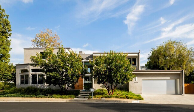 Building Photo - 2344 Banyan Dr