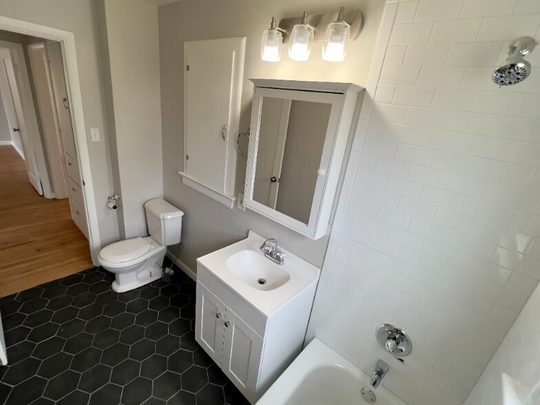 Building Photo - 1124 N Meade Ave