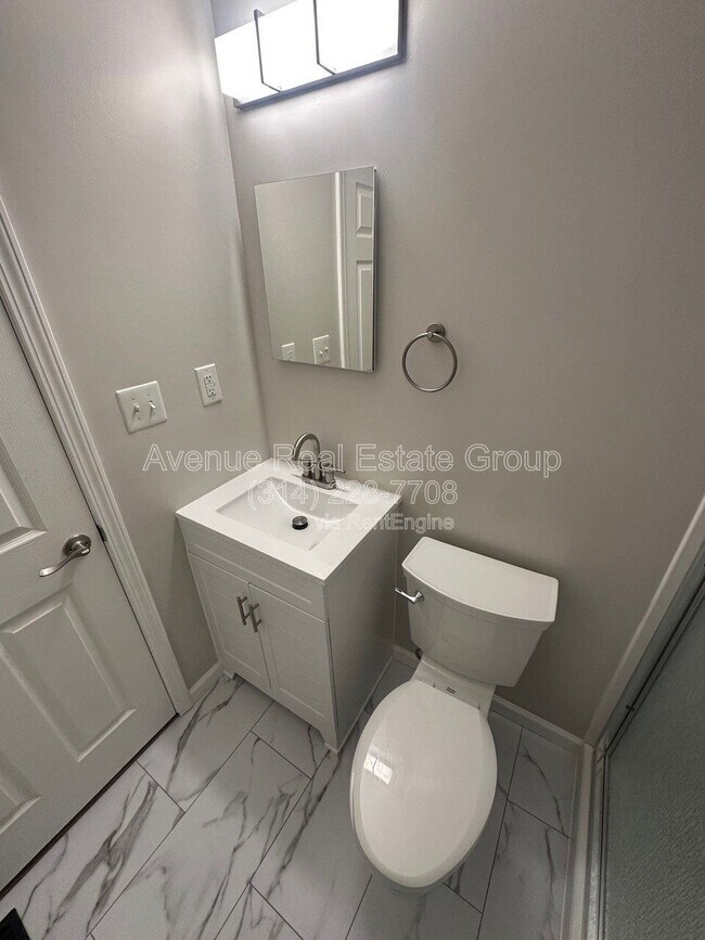 Building Photo - 425 Westglen Village Dr